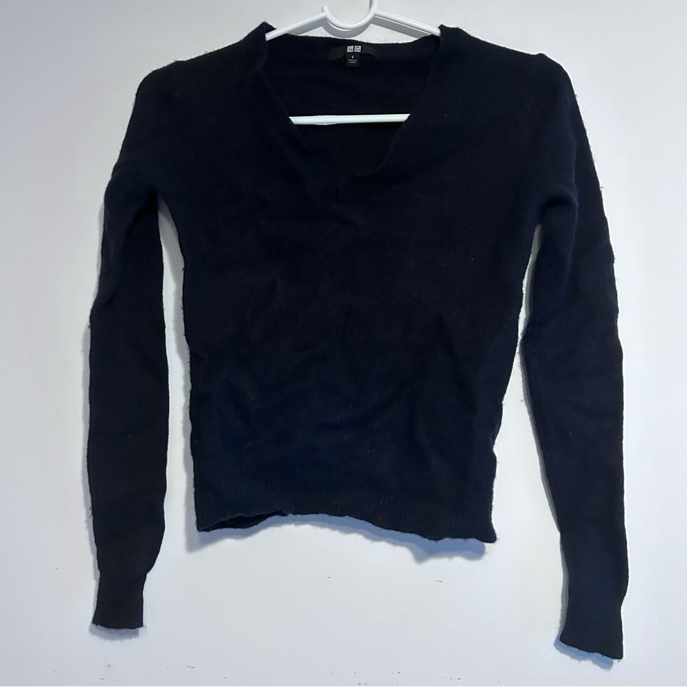 Navy Blue Uniqlo Wool V-Neck Sweater Size Small